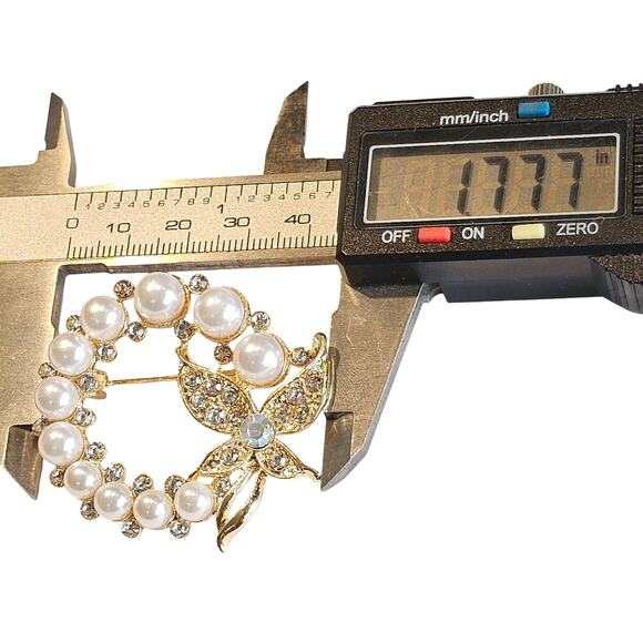 Crystal Brooch Pin Faux Pearl Rhinestone Butterfly Gold Tone Wreath Gift Box - Picture 2 of 8